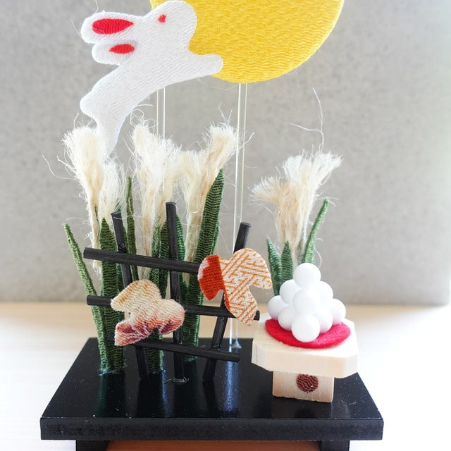 LAPIN ADMIRANT LA LUNE – DÉCORATION EN CHIRIMEN (KYOTO)