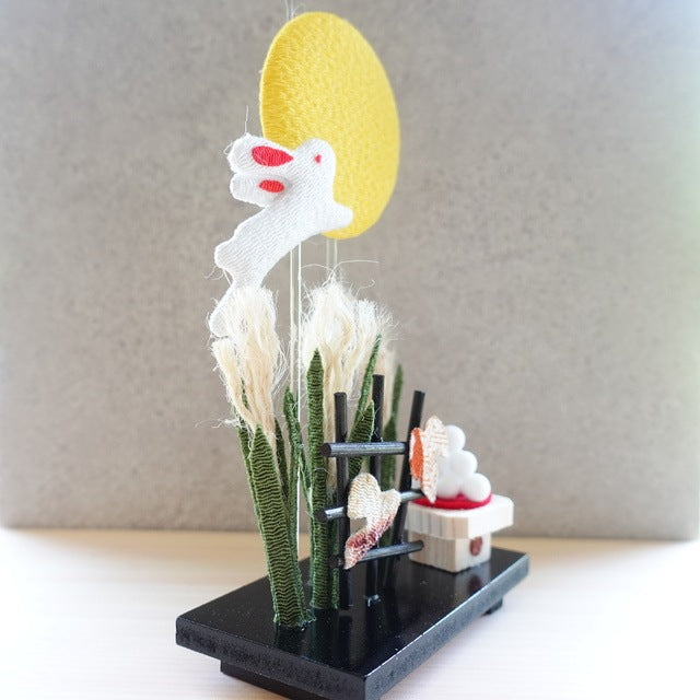 LAPIN ADMIRANT LA LUNE – DÉCORATION EN CHIRIMEN (KYOTO)