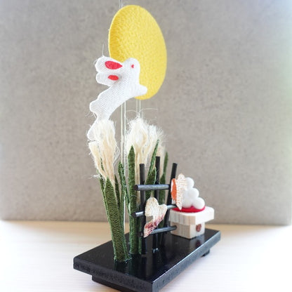 LAPIN ADMIRANT LA LUNE – DÉCORATION EN CHIRIMEN (KYOTO)