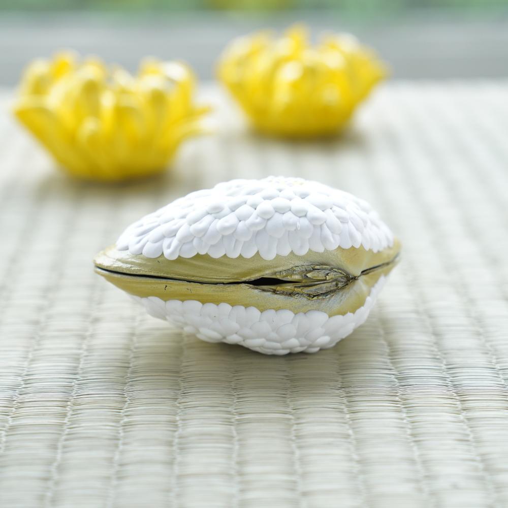 CHRYSANTHEMUM CLAM BOX – LARGE, HAND-RAISED GOFUN