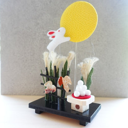 LAPIN ADMIRANT LA LUNE – DÉCORATION EN CHIRIMEN (KYOTO)