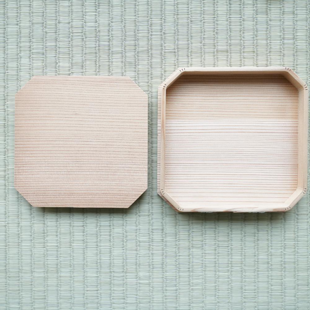 CEDAR OSHIKI TRAY – CHRYSANTHEMUM GOFUN RELIEF, 6 IN