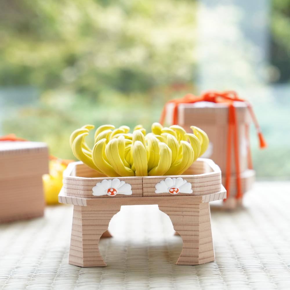 CEDAR GOZEN STAND – CHRYSANTHEMUM GOFUN RELIEF, 4.3 IN