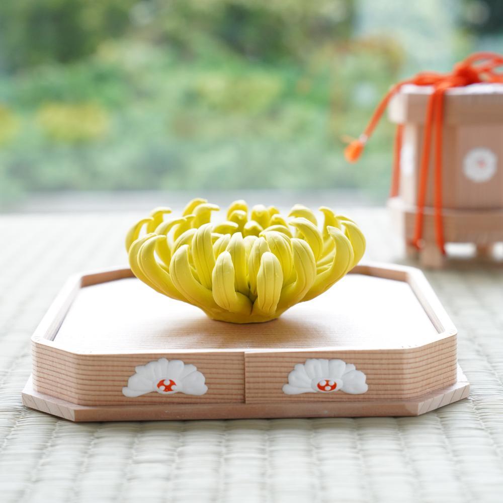 CEDAR OSHIKI TRAY – CHRYSANTHEMUM GOFUN RELIEF, 6 IN