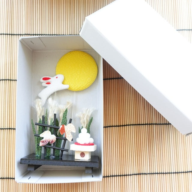 LAPIN ADMIRANT LA LUNE – DÉCORATION EN CHIRIMEN (KYOTO)