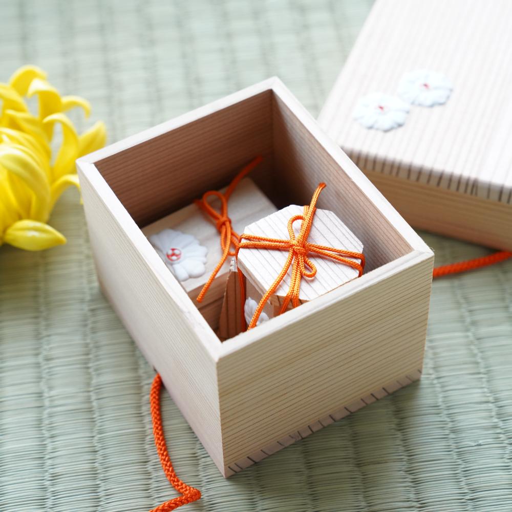 CEDAR LETTER BOX (FUBAKO) – CHRYSANTHEMUM GOFUN RELIEF, SMALL
