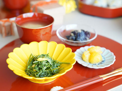 LILY-SHAPED SOUP BOWL – PERSIMMON RED WITH GOLD CHRYSANTHEMUM (ECHIZEN)