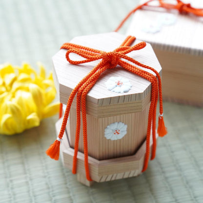 CEDAR SHELL BUCKET (KAIOKE) – CHRYSANTHEMUM GOFUN RELIEF, SMALL