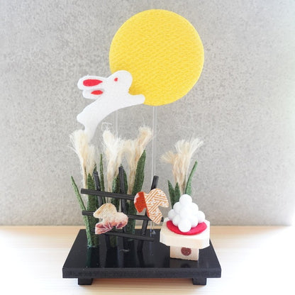 LAPIN ADMIRANT LA LUNE – DÉCORATION EN CHIRIMEN (KYOTO)