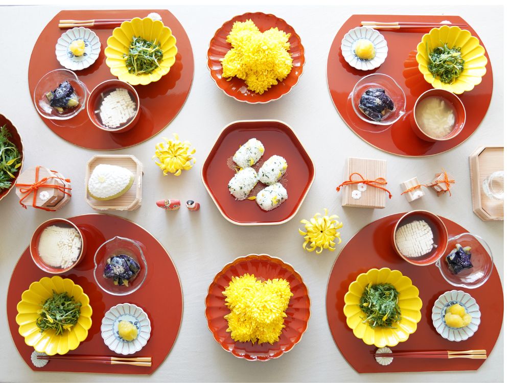 LILY-SHAPED SOUP BOWL – PERSIMMON RED WITH GOLD CHRYSANTHEMUM (ECHIZEN)