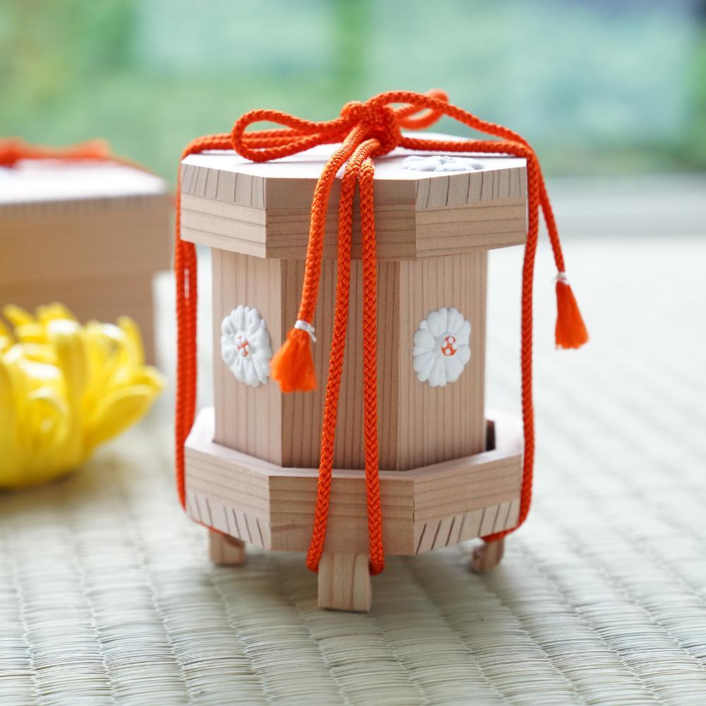 CEDAR SHELL BUCKET (KAIOKE) – CHRYSANTHEMUM GOFUN RELIEF, SMALL