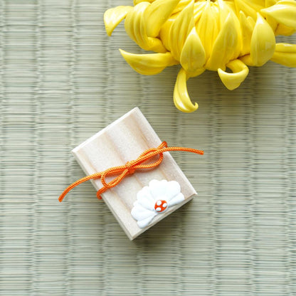 CEDAR SHELL BUCKET & LETTER BOX – MINIATURE SET, CHRYSANTHEMUM
