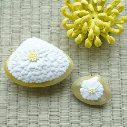 CHRYSANTHEMUM CLAM BOX – SMALL, HAND-RAISED GOFUN