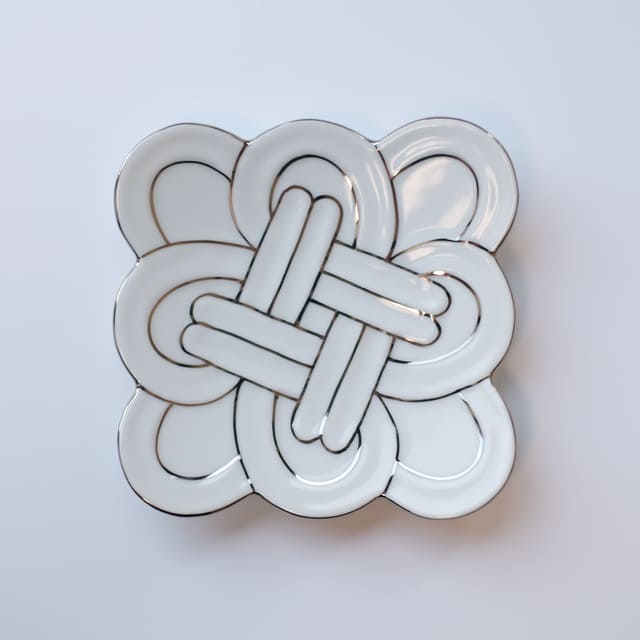 AUSPICIOUS KNOTS SMALL PLATE – PLATINUM LINE (ARITA)