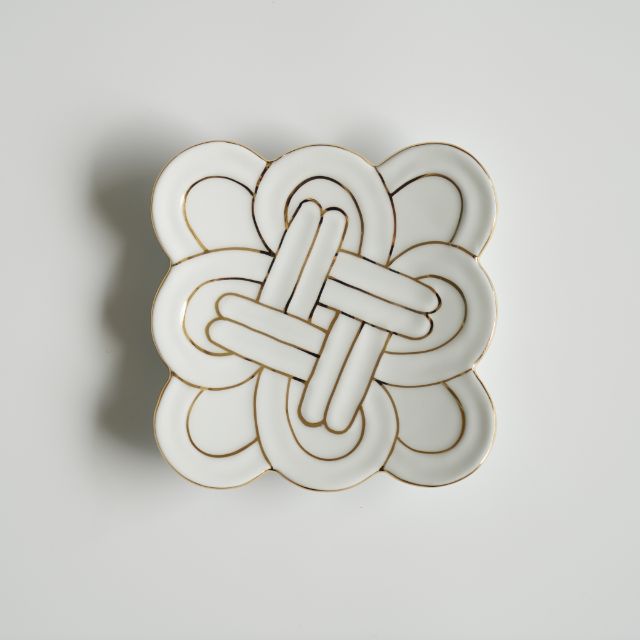 AUSPICIOUS KNOT SMALL PLATE – GOLD LINE (ARITA)