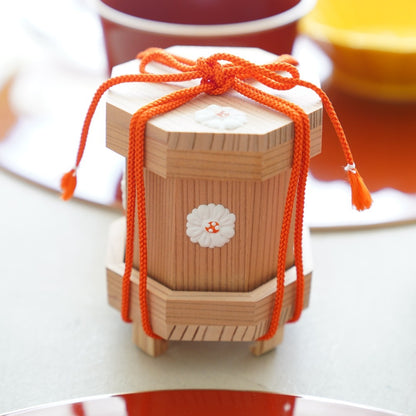 CEDAR SHELL BUCKET (KAIOKE) – CHRYSANTHEMUM GOFUN RELIEF, SMALL