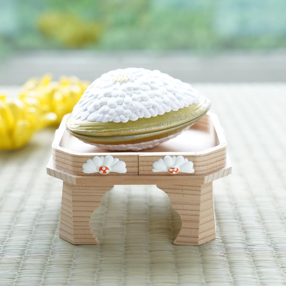 CEDAR GOZEN STAND – CHRYSANTHEMUM GOFUN RELIEF, 4.3 IN