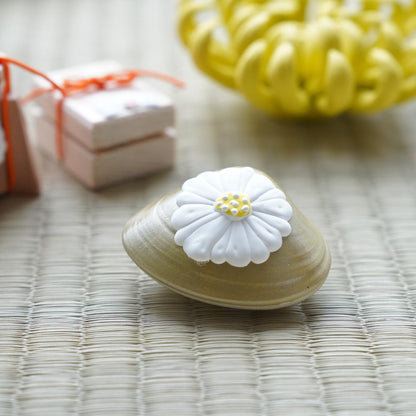 CHRYSANTHEMUM CLAM BOX – SMALL, HAND-RAISED GOFUN