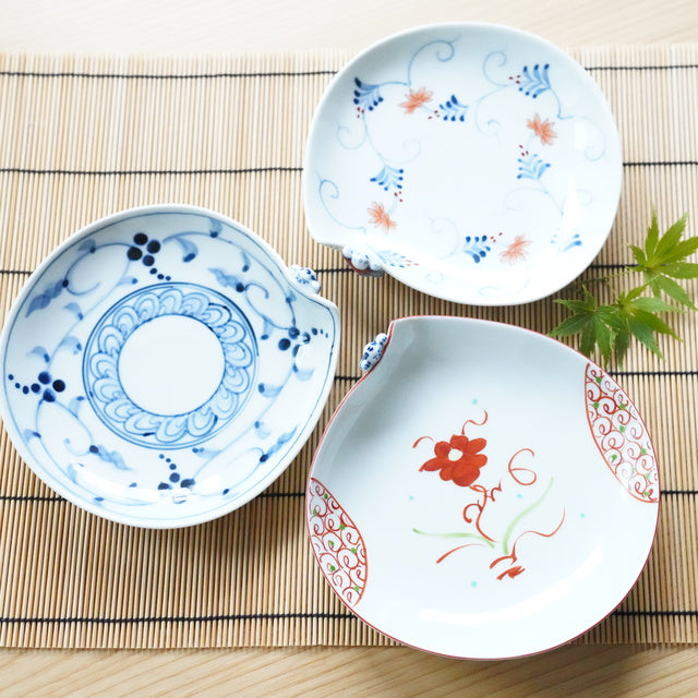 HASAMI WARE "IKKANNJIN" INDIVIDUAL PLATE WITH FACETED FLORAL-ARABESQUE