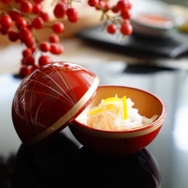 "TEMARI" SPHERE APPETIZER DISH – VERMILION & INNER GOLD PEARL (YUWEN)