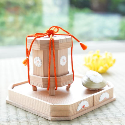 CEDAR SHELL BUCKET (KAIOKE) – CHRYSANTHEMUM GOFUN RELIEF, SMALL
