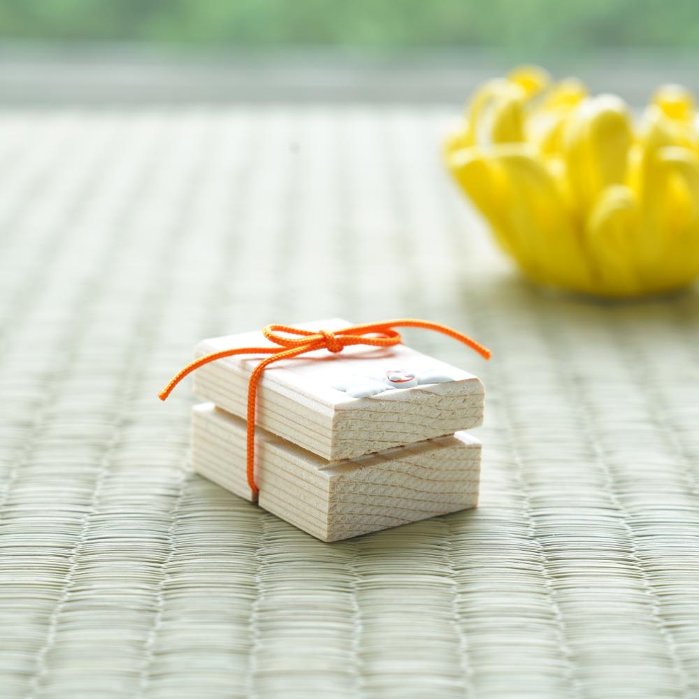 CEDAR SHELL BUCKET & LETTER BOX – MINIATURE SET, CHRYSANTHEMUM