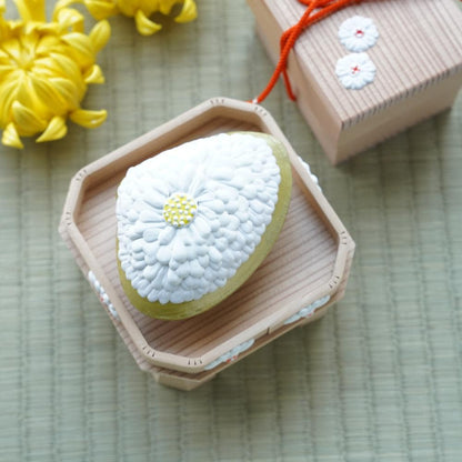 CHRYSANTHEMUM CLAM BOX – LARGE, HAND-RAISED GOFUN