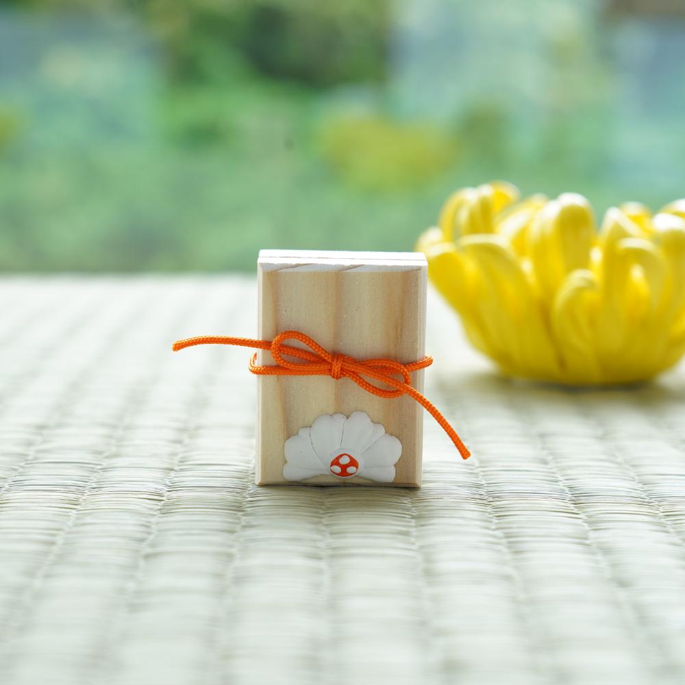 CEDAR SHELL BUCKET & LETTER BOX – MINIATURE SET, CHRYSANTHEMUM