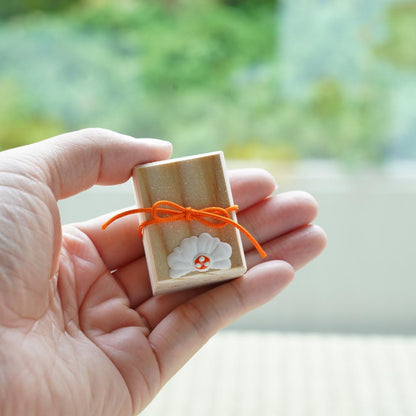 CEDAR SHELL BUCKET & LETTER BOX – MINIATURE SET, CHRYSANTHEMUM