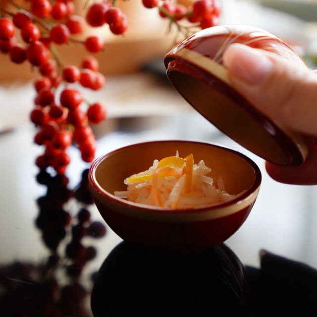 "TEMARI" SPHERE APPETIZER DISH – VERMILION & INNER GOLD PEARL (YUWEN)
