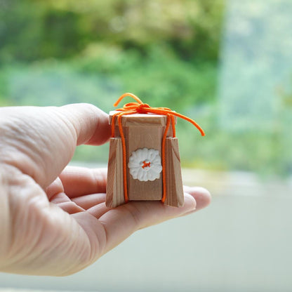 CEDAR SHELL BUCKET & LETTER BOX – MINIATURE SET, CHRYSANTHEMUM