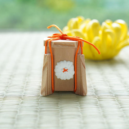 CEDAR SHELL BUCKET & LETTER BOX – MINIATURE SET, CHRYSANTHEMUM