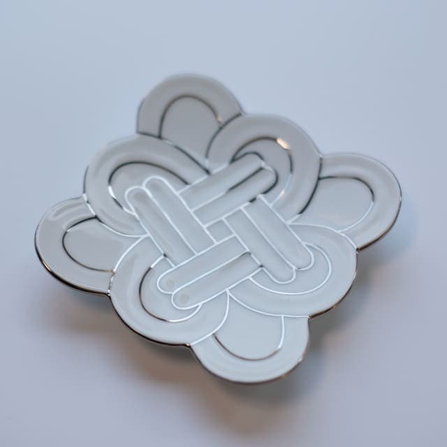 AUSPICIOUS KNOTS SMALL PLATE – PLATINUM LINE (ARITA)