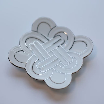 AUSPICIOUS KNOTS SMALL PLATE – PLATINUM LINE (ARITA)