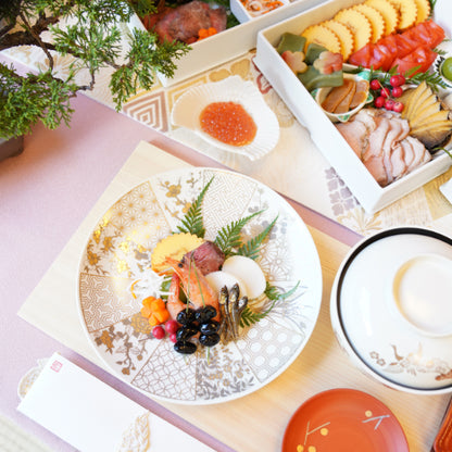 KINRAN IMARI-STYLE PLATE –GOLD, GIFT BOXED (YUWEN)