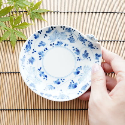 “IKKANNJIN” SMALL PLATE – INDIGO ARABESQUE (HASAMI)