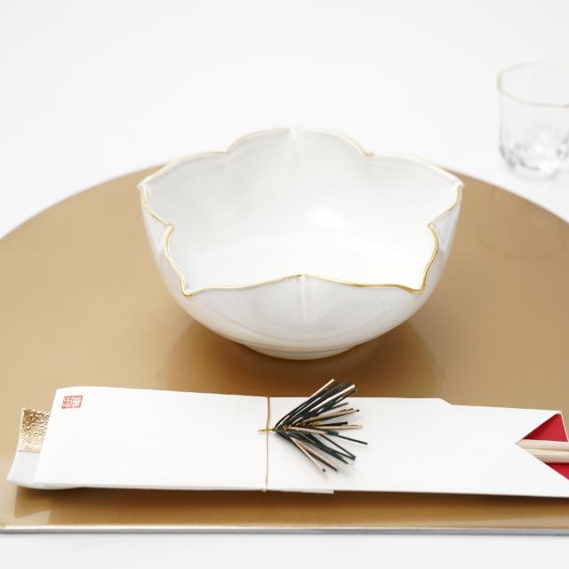 YUWEN ORIGINAL ECHIZEN LACQUER HALF-MOON TRAY WITH GOLD-SILVER RIM