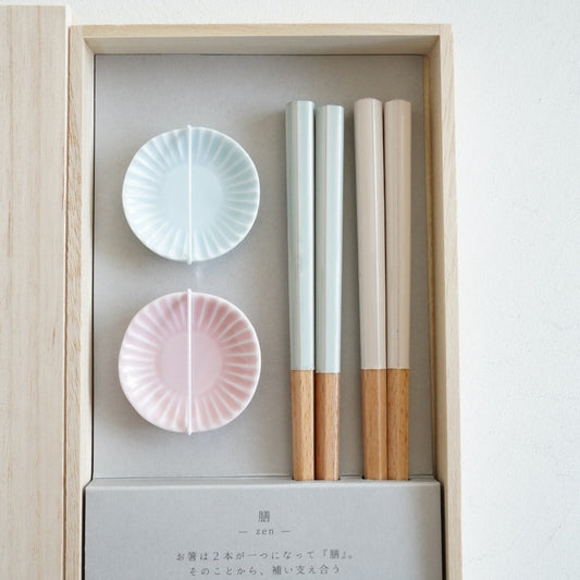 "HITOISHI" ZEN GIFT SET – CHOPSTICKS & HASAMI RESTS, LIGHT BLUE / PINK, WOODEN BOX