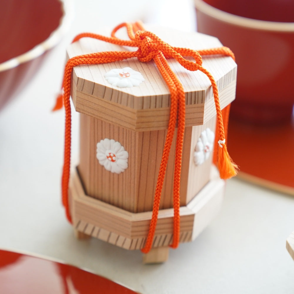 CEDAR SHELL BUCKET (KAIOKE) – CHRYSANTHEMUM GOFUN RELIEF, SMALL