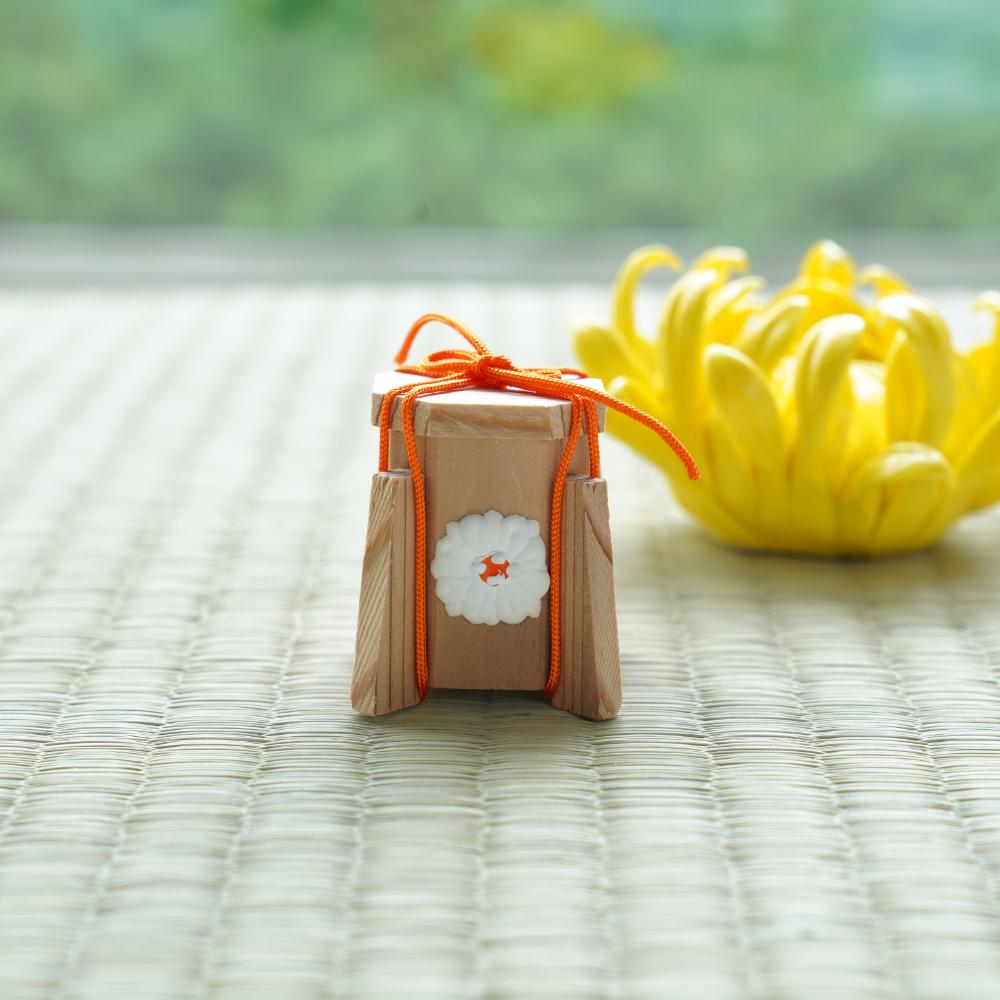 CEDAR SHELL BUCKET & LETTER BOX – MINIATURE SET, CHRYSANTHEMUM
