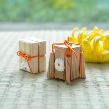 CEDAR SHELL BUCKET & LETTER BOX – MINIATURE SET, CHRYSANTHEMUM