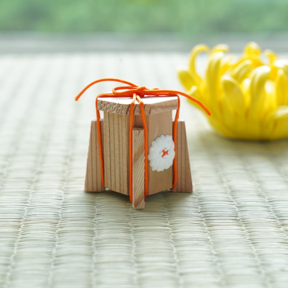 CEDAR SHELL BUCKET & LETTER BOX – MINIATURE SET, CHRYSANTHEMUM