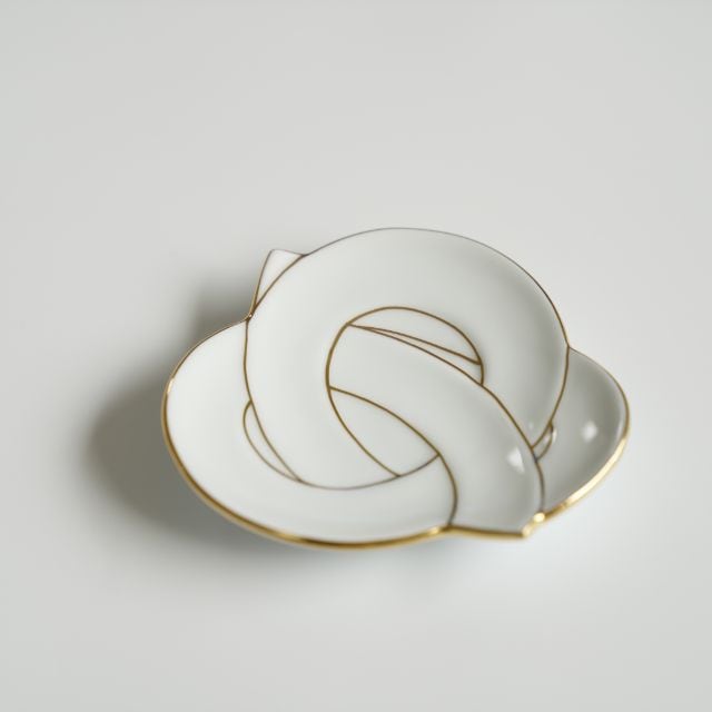 AUSPICIOUS KNOT SMALL PLATE – GOLD LINE (ARITA)