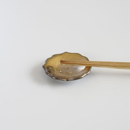 KIKYO-RIM CHOPSTICK REST / SMALL DISH – GOLD (ARITA)
