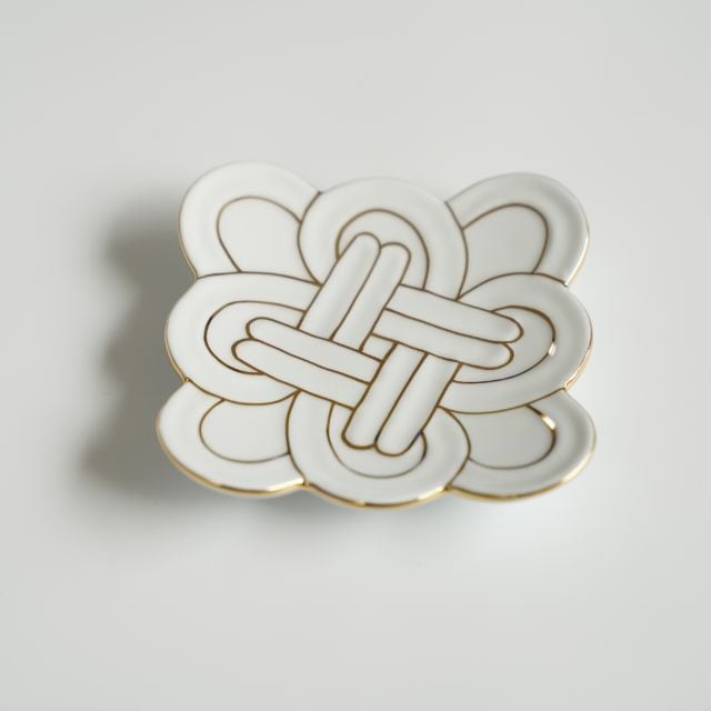 AUSPICIOUS KNOT SMALL PLATE – GOLD LINE (ARITA)