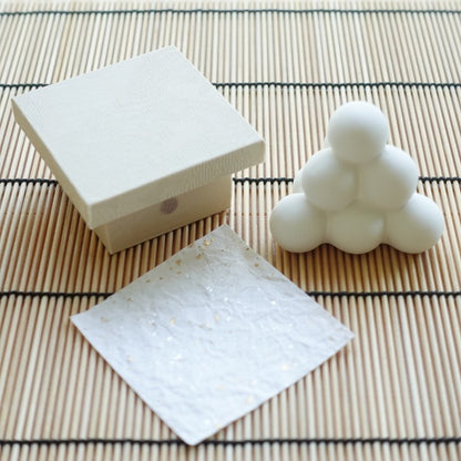 BOULETTES DE LUNE SUR SUPPORT SANPŌ – DÉCORATION CHIRIMEN (KYOTO)