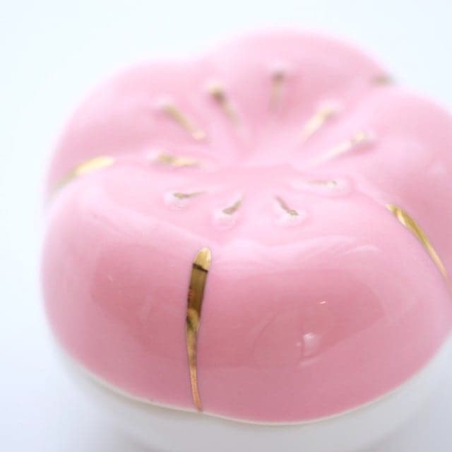 PLUM-SHAPED APPETIZER DISH