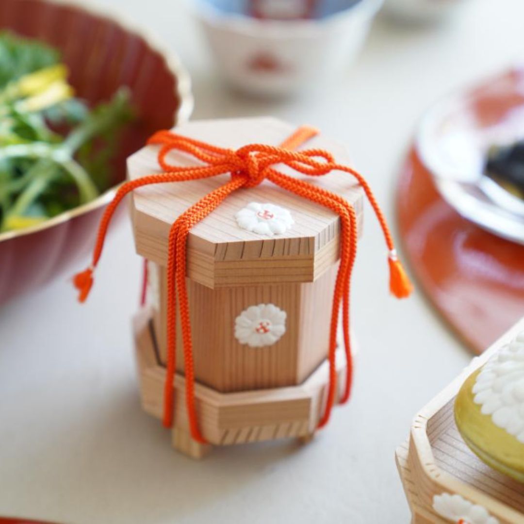 CEDAR SHELL BUCKET (KAIOKE) – CHRYSANTHEMUM GOFUN RELIEF, SMALL
