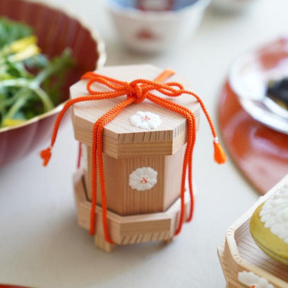 CEDAR SHELL BUCKET (KAIOKE) – CHRYSANTHEMUM GOFUN RELIEF, SMALL