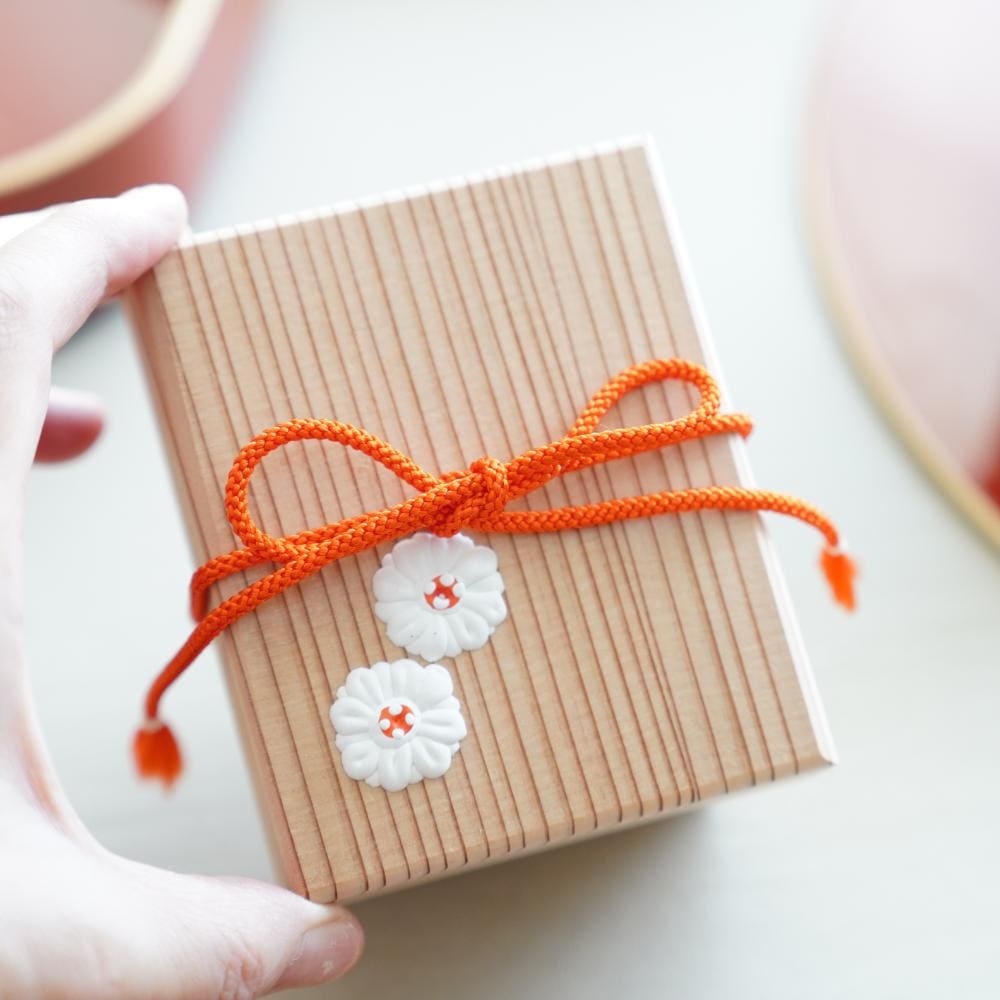 CEDAR LETTER BOX (FUBAKO) – CHRYSANTHEMUM GOFUN RELIEF, SMALL
